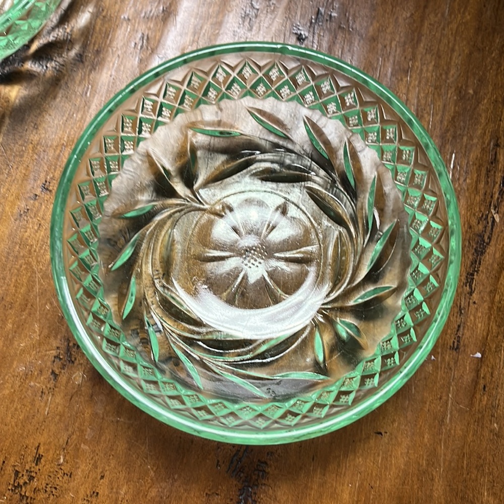 Vintage green small desert bowls - Picture 2 of 5